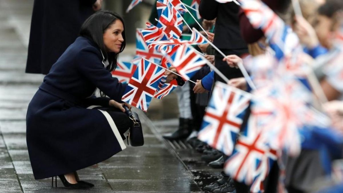 Meghan Markle con los alumnos de una escuela durante su visita a Birminghan, este jueves.-REUTERS