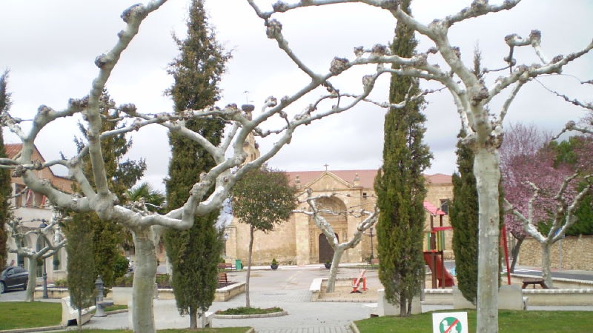 Plaza de Fresnillo de las Dueñas. El único municipio que ha crecido de forma constante en el último lustro. L. V.