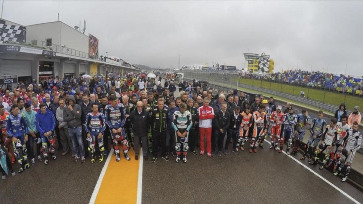 El Mundial de MotoGP guardó un minuto de silencio contra la violencia en el mundo.-MOTOGP.COM