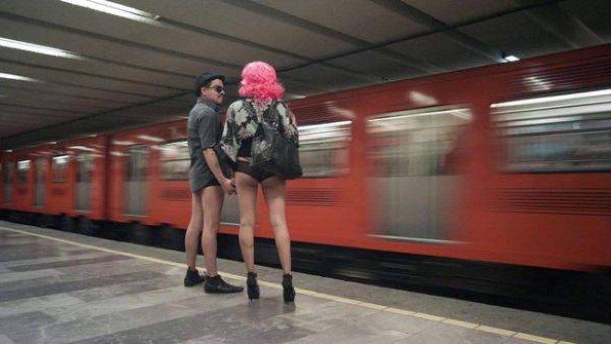 Dos participantes en el evento 'Sin pantalones en el metro', en una estación del suburbano mexicano, el 12 de enero del 2014.-Foto: AFP / ANTONIO NAVA