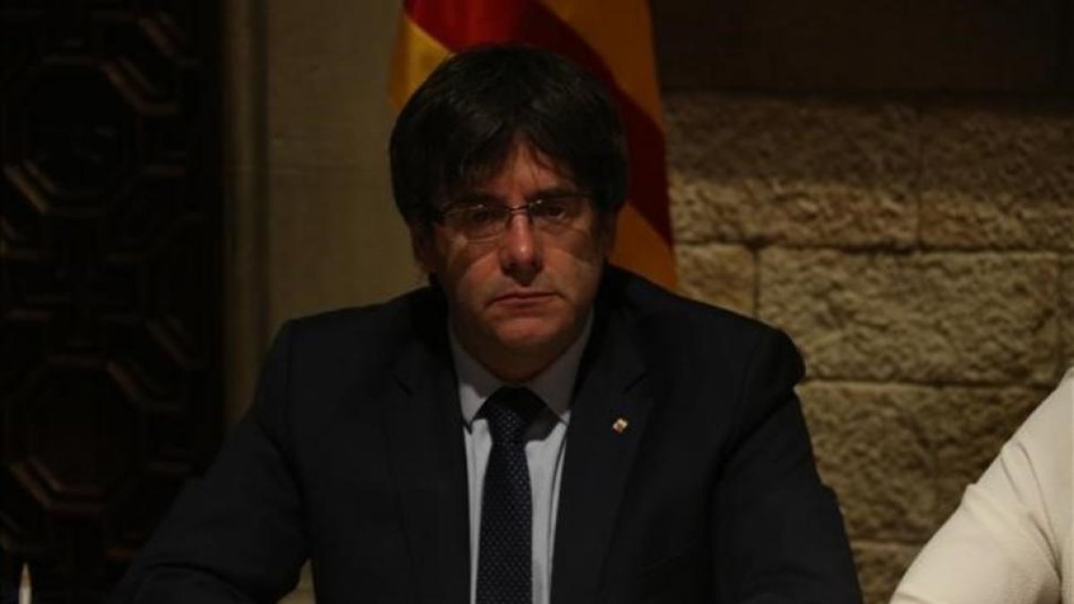El president de la Generalitat, Carles Puigdemont, durante la reunión del gabinete de crisis-GUIFRE JORDAN