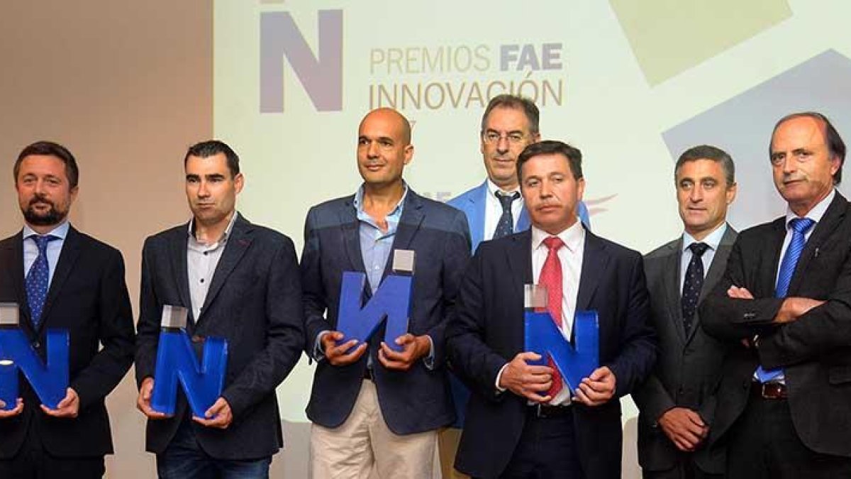 Los directivos de las premiadas, con los responsableas de FAE, ITCL y Fundación Caja de Burgos.-ICAL