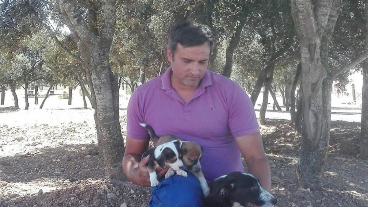 Durán con algunos de los perros que guardan en sus instalaciones, donde cuentan con 2 hectáreas de terreno.-ECB