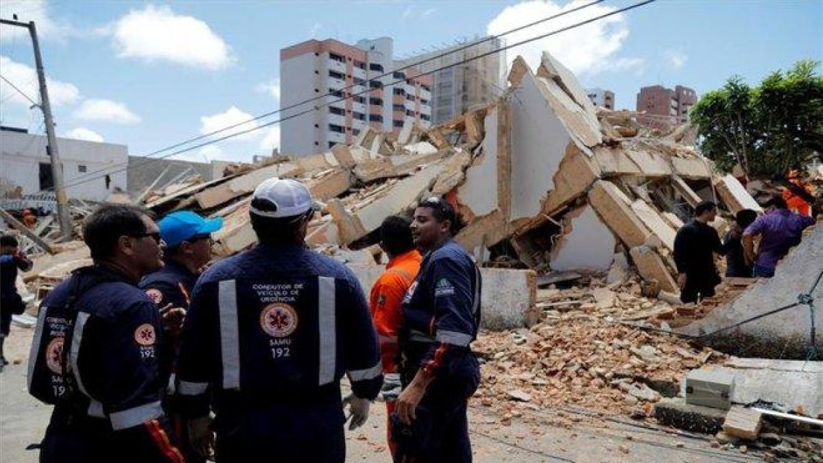 Labores de rescate en un edificio derrumbado en Brasil.-EFE