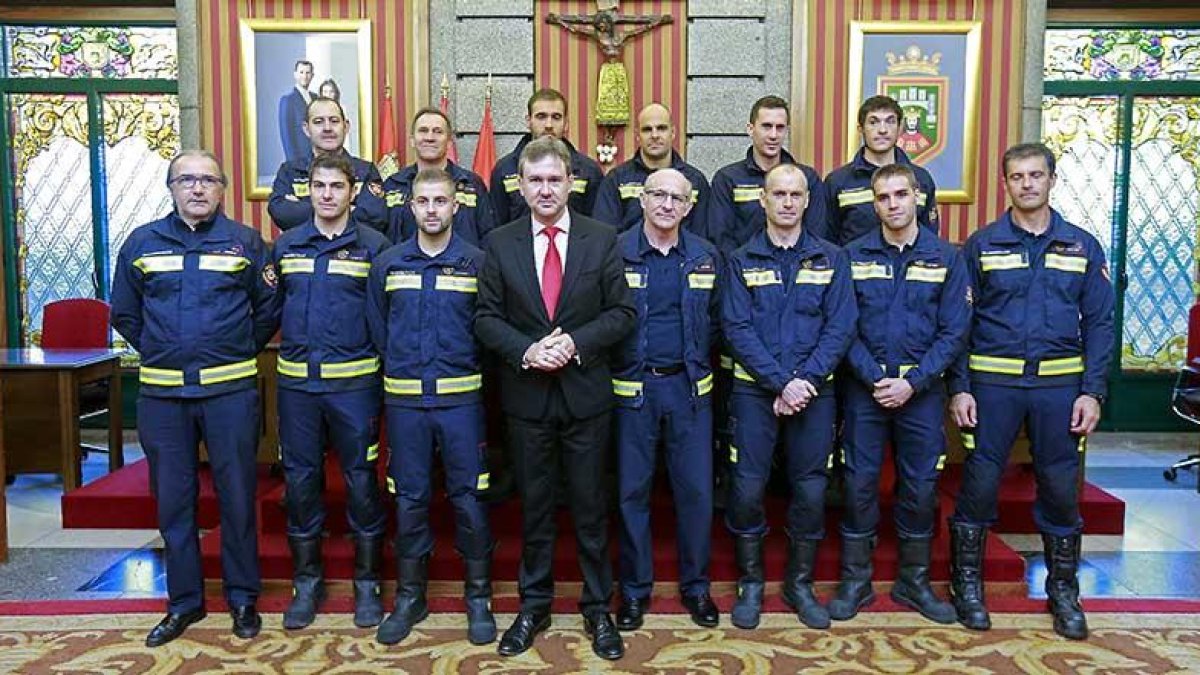 Foto de familia de los nuevos integrantes del servicio municipal de bomberos con el alcalde, Javier Lacalle, ayer en el Salón de Plenos.-RAÚL G. OCHOA