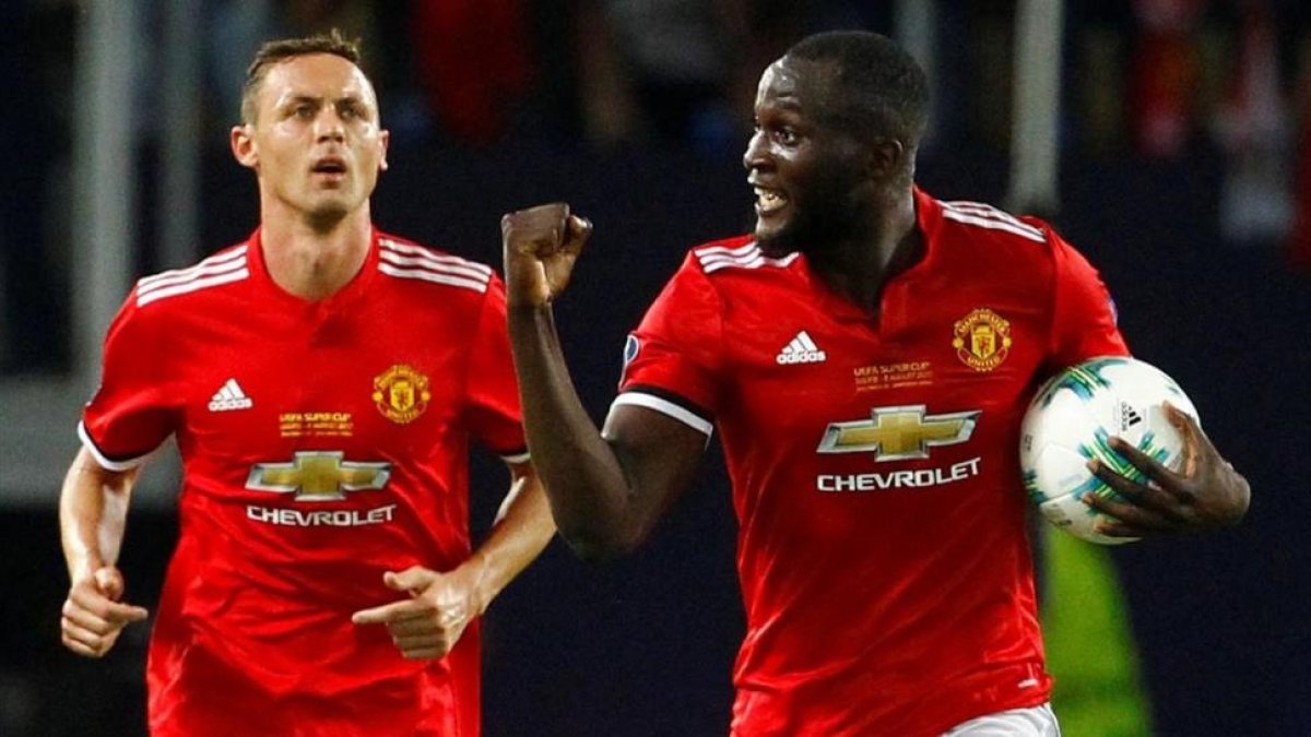 Matic y Lukaku, dos de los fichajes del United, durante la final de la Supercopa de Europa.-REUTERS / OGNEN TEOFILOVSKI