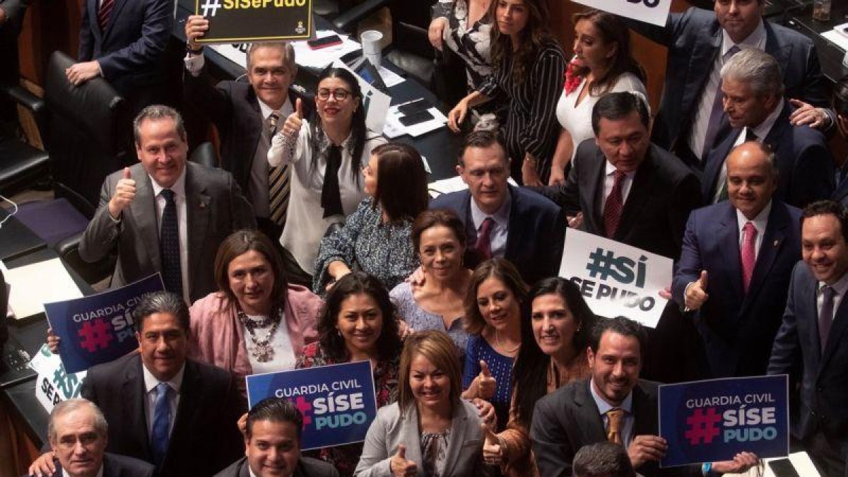 Un grupo de Senadores festejan la creacion de la Guardia Nacional en México.-EFE