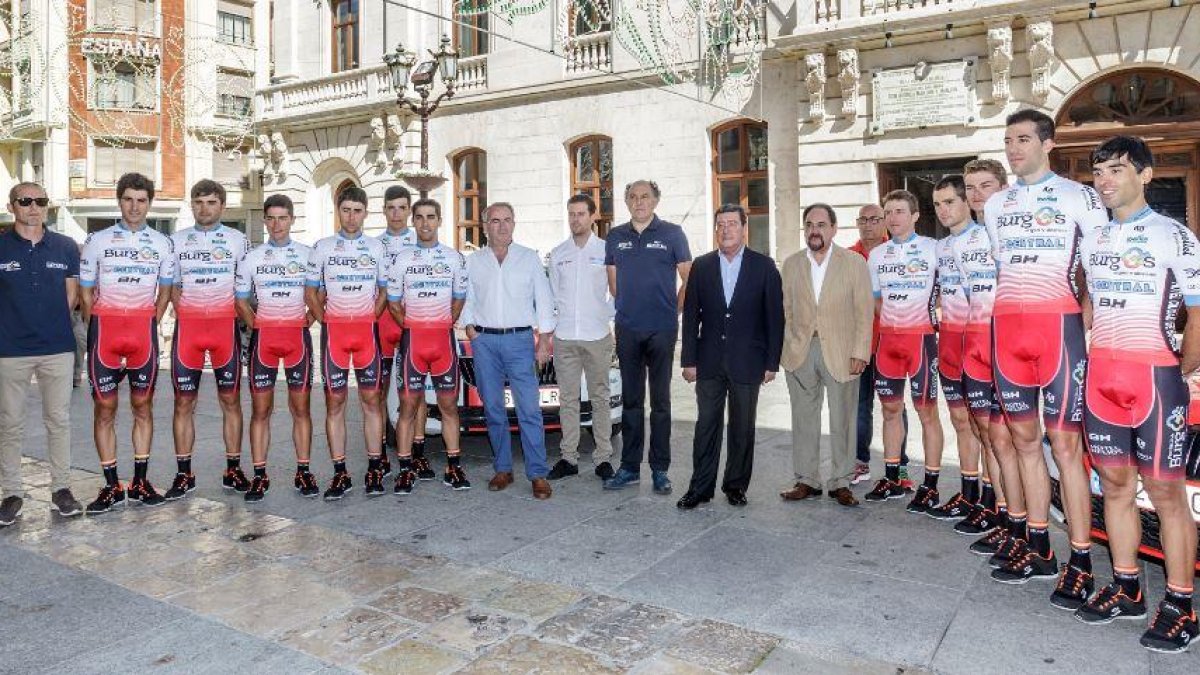 Imagen de los miembros del equipo burgalés junto a los mandatarios de la Diputación.-SANTI OTERO