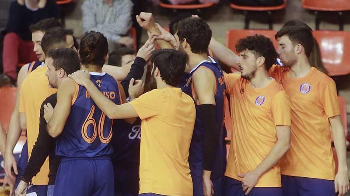 Los jugadores del UBU Tizona se conjuran en un tiempo muerto.-RAÚL OCHOA