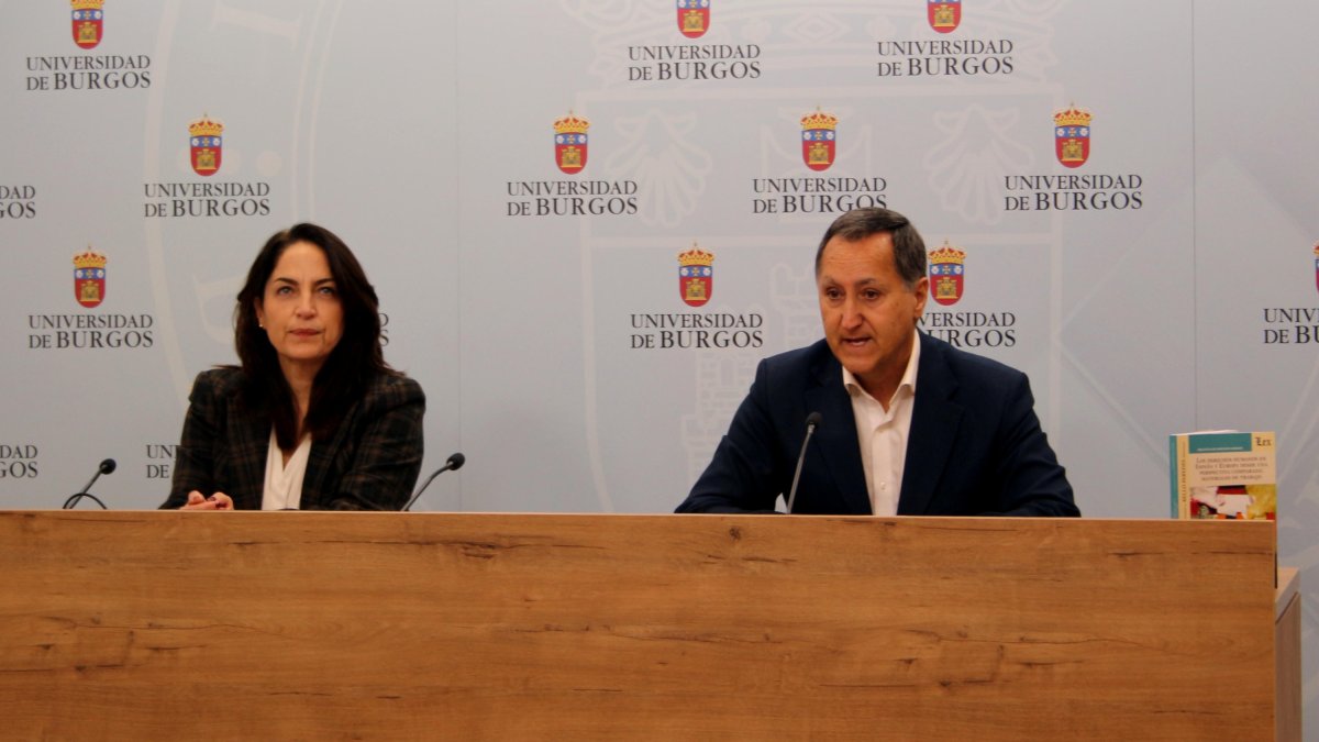 Teresa Medina y Santiago Bello en la presentación del libro. ECB