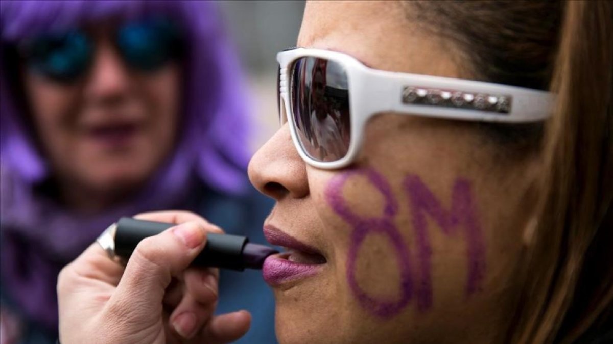 Un grupo de trabajadoras participan en una concentracion durante la huelga feminista convocada hoy con motivo del Dia de la Mujer en el intercambiador de Principe Pio en Madrid .-SANTI DONAIRE