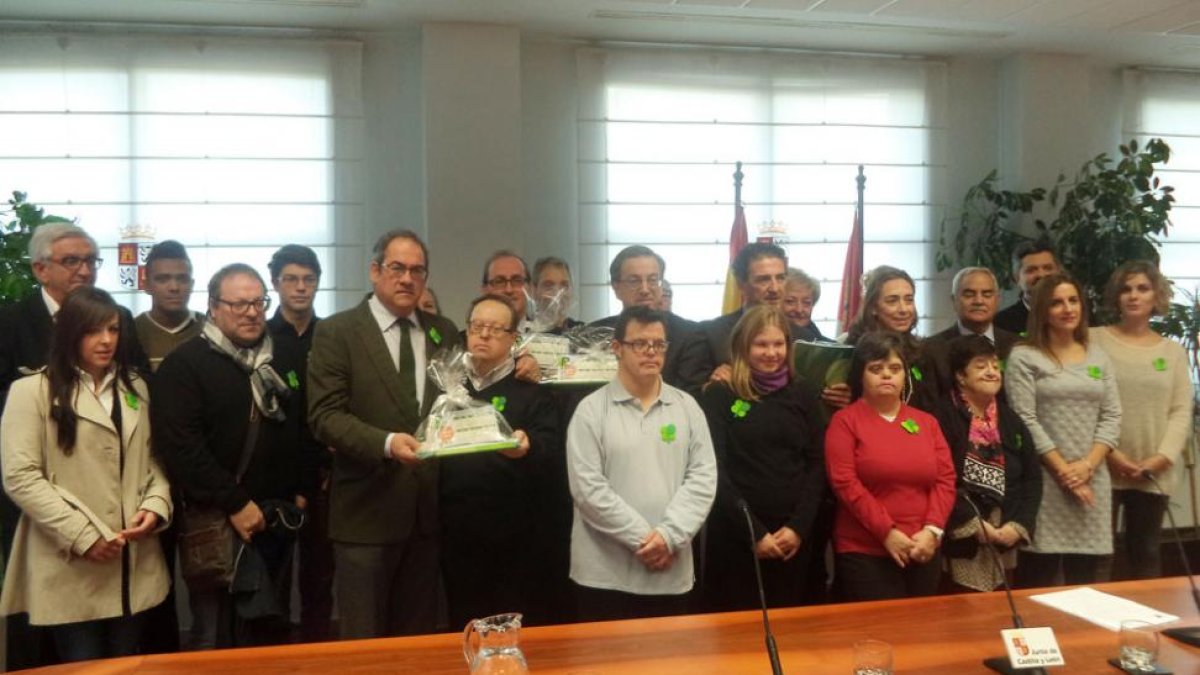 Baudilio Fernández Mardomingo posa con los representantes de las asociaciones y los responsables sanitarios.-ASPANIAS