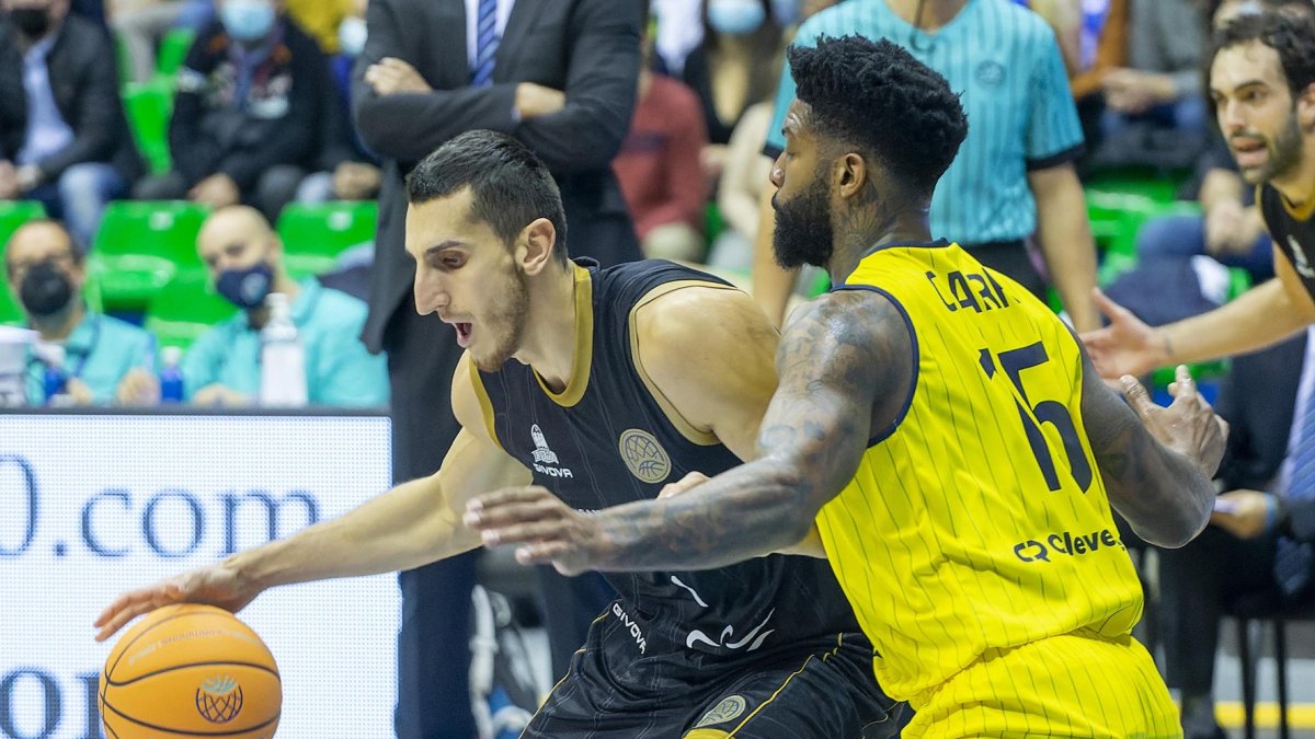 Kravic postea en el encuentro ante el Oldenburg disputado en el Coliseum. SANTI OTERO
