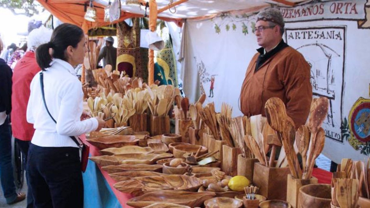 La artesanía mostraba una amplia variedad de productos en espacios de época.-G. G.