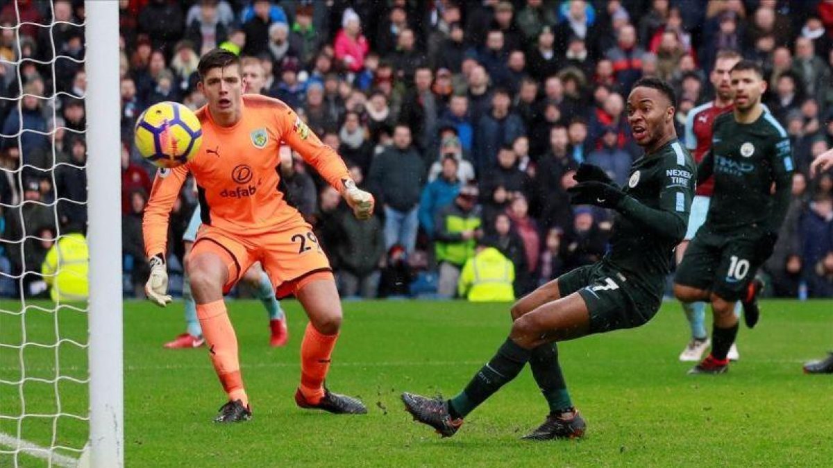 Sterling falla clamorosamente con la portería vacía.-REUTERS / JASON CAIRNDUFF