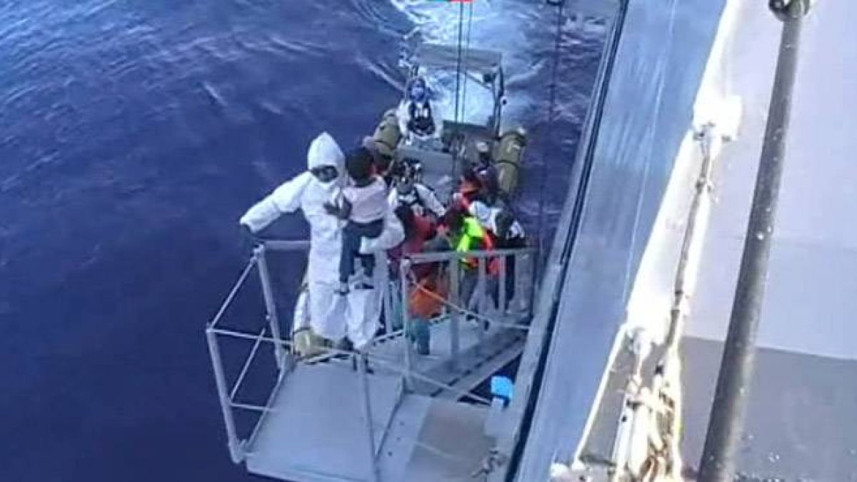 La nave Cigala Fulgosi, de la marina italiana, rescata hoy una barcaza de enmigrantes en el Mediterraneo.-