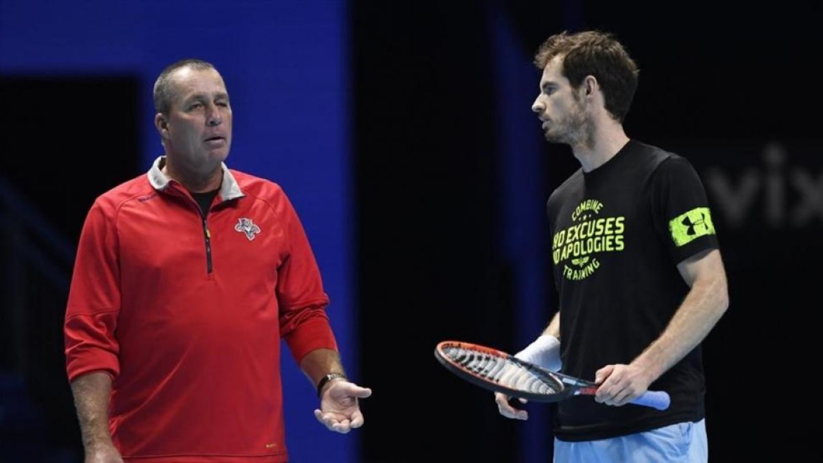 Andy Murray recibe consejos de su entrenador Ivan Lendl, durante el entrenamiento en Londres.-TONY 0'BRIEN