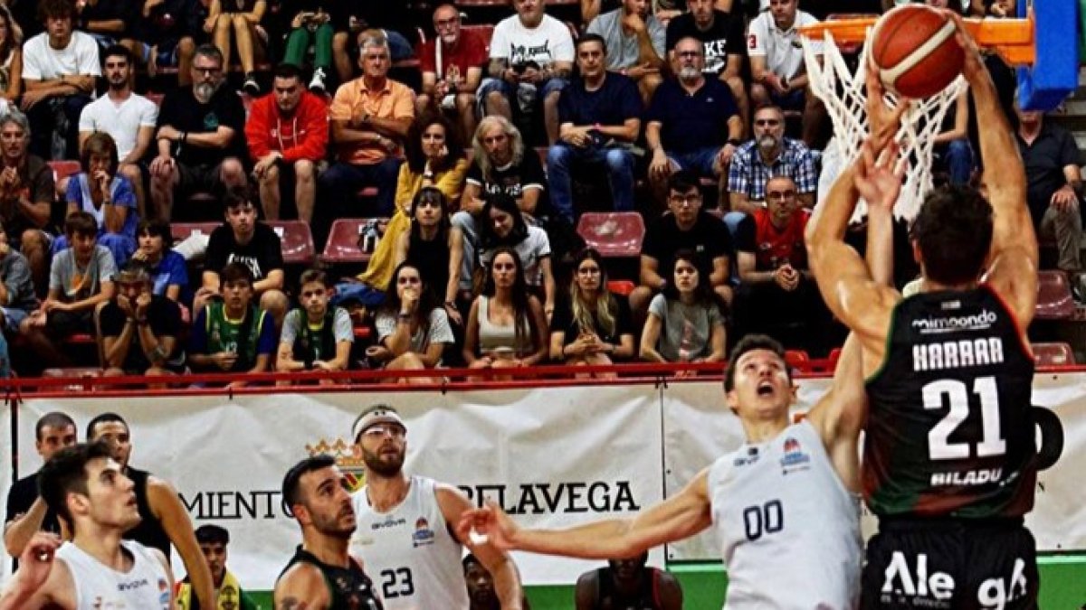 San Miguel intenta frenar el lanzamiento del jugador del Cantabria Harrar. ALEGA CANTABRIA
