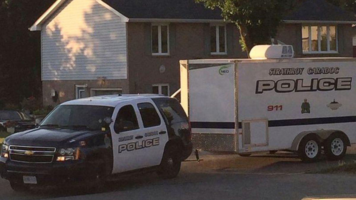 Una patrulla de la policía y una ambulancia, durante la operación antiterrorista en Strathroy (Ontario), este miércoles.-REUTERS / STRINGER