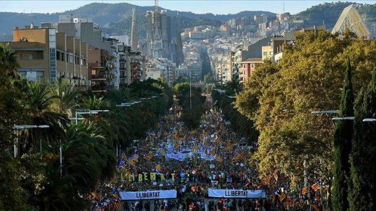 Vista aérea de la calle Marina durante la manifestación convocada por ANC y Omnium.-AFP / LLUIS GENE