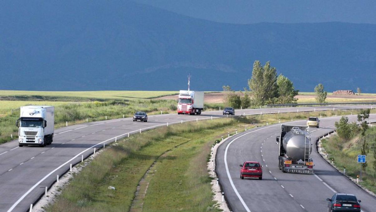 Imagen de camiones circulando por la autopista AP-1.-ISRAEL L. MURILLO