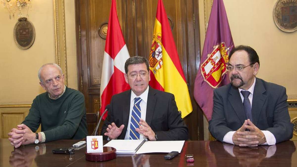 César Rico, acompañado por el vicepresidente, José María Martinez (I), y el presidente de Sodebur, Ángel Guerra (D).-ICAL