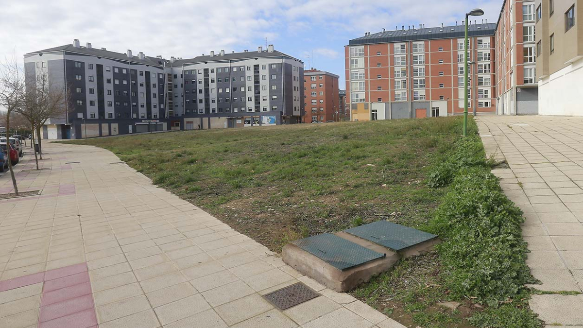 Parcela donde se construirá el Civico Oeste de Fuentecillas entre las calles Antonio Acuña y Avenida de la Independencia. 