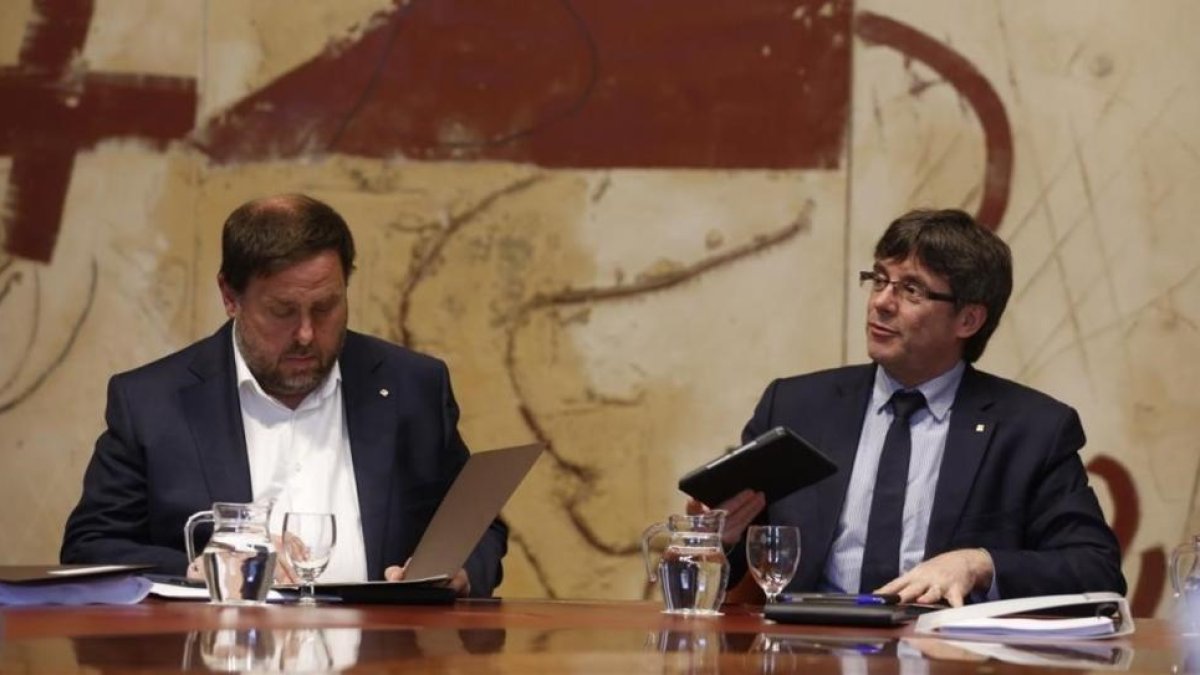 Oriol Junqueras y Carles Puigdemont, en una reunión del Consell Executiu.-ALBERT BERTRAN