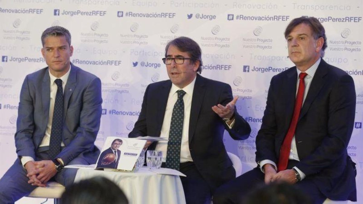 Jorge Pérez, en el centro, junto a dos miembros de su equipo, Luis Gil (izquierda) y Santiago Nebot, este viernes en Madrid.-EFE / PACO CAMPOS