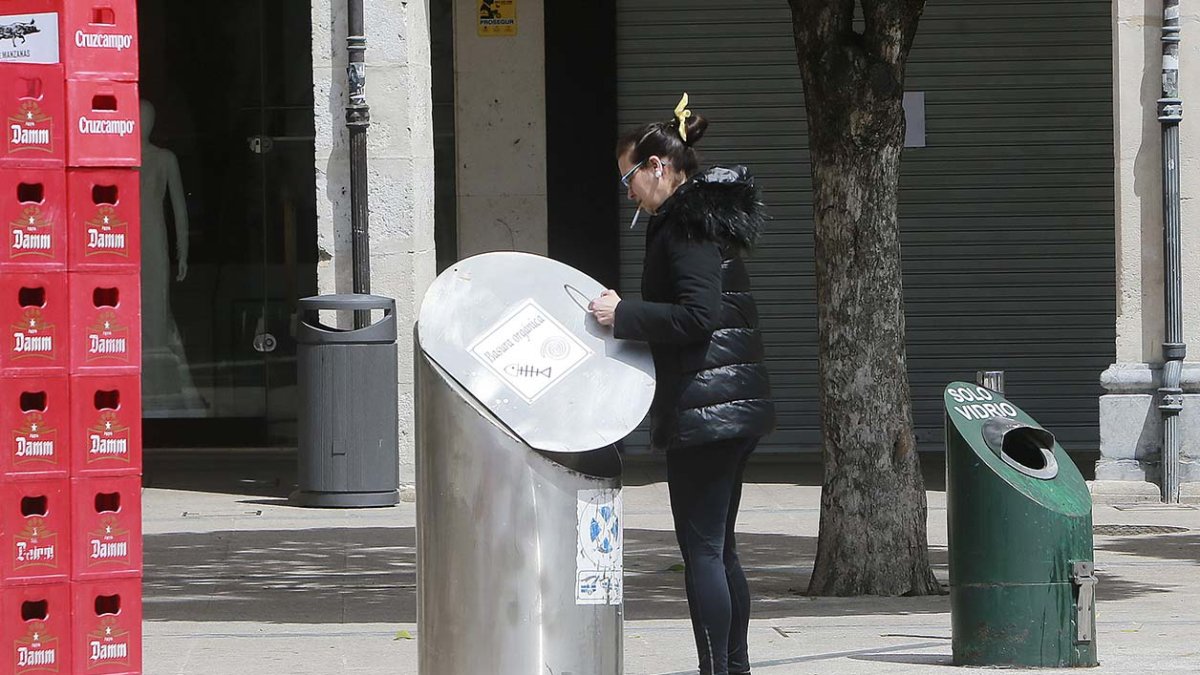 Una mujer hace uso de uno de los contenedores soterrados en la Plaza Mayor.