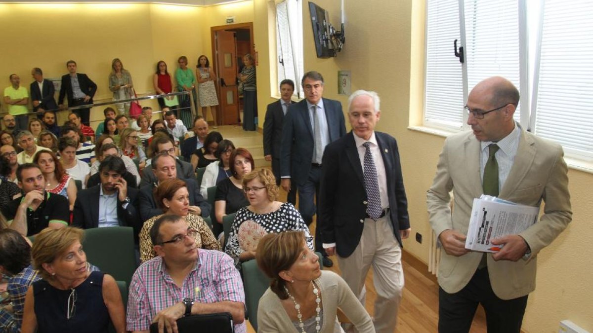 El viceconsejero de Economía y Competitividad, Carlos Martín Tobalina (D); junto al delegado de la Junta, Luis Domingo González (2D); y al director de la ADE, José María Ribot (3D), se reúne con empresarios de Palencia.-ICAL