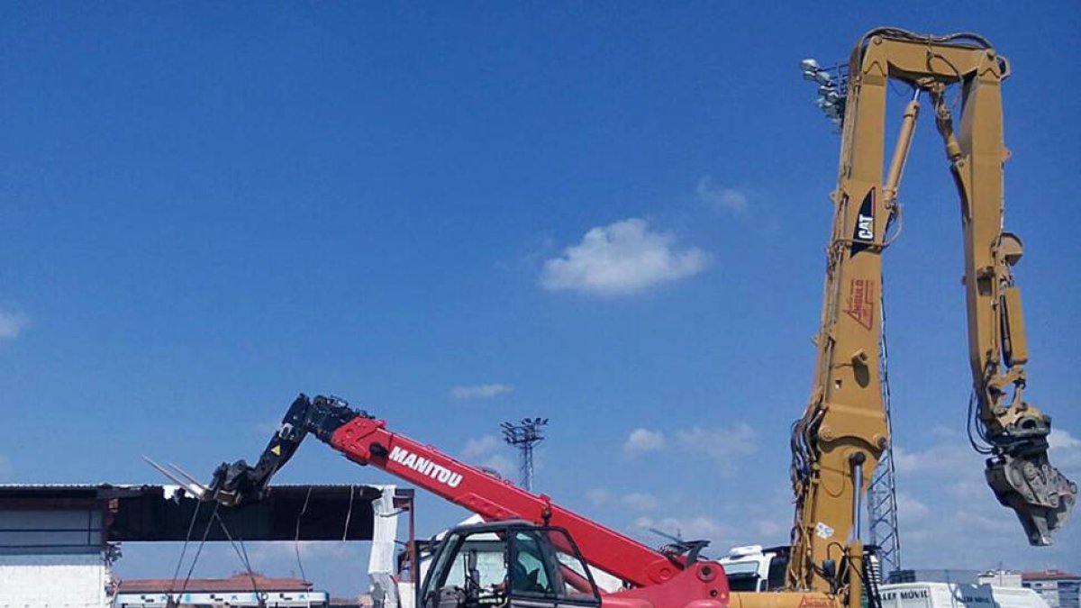 Ayer comenzó la demolición de la grada General de Anduva-J. E. Egurrola