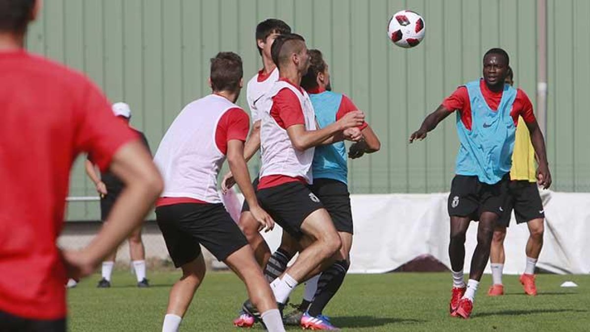 Yaw, derecha, durante un ejercicio del entrenamiento celebrado ayer.-RAÚL OCHOA