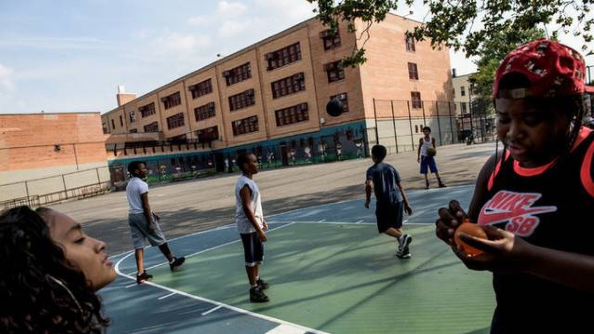 Niños de Nueva York jugando en el parque este miércoles en el que las escuelas están cerradas con motivo del Yom Kipur judío.-THE NEW YORK TIMES / ANDREW RENNEISEN