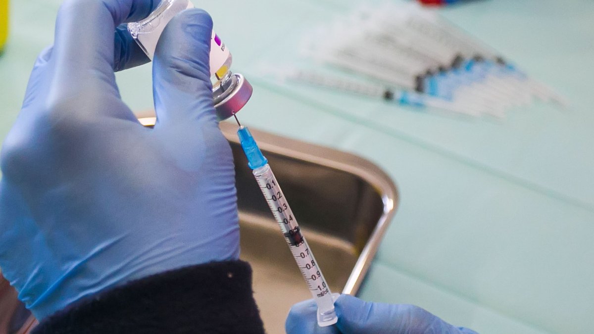 Una dosis de vacuna del coronavirus. TOMÁS ALONSO