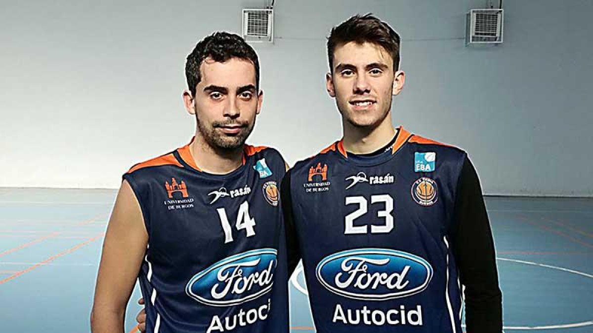 Andrés Díaz (izquierda) y Dani Manchón posan con la camiseta del UBU Tizona, ayer.-CB TIZONA