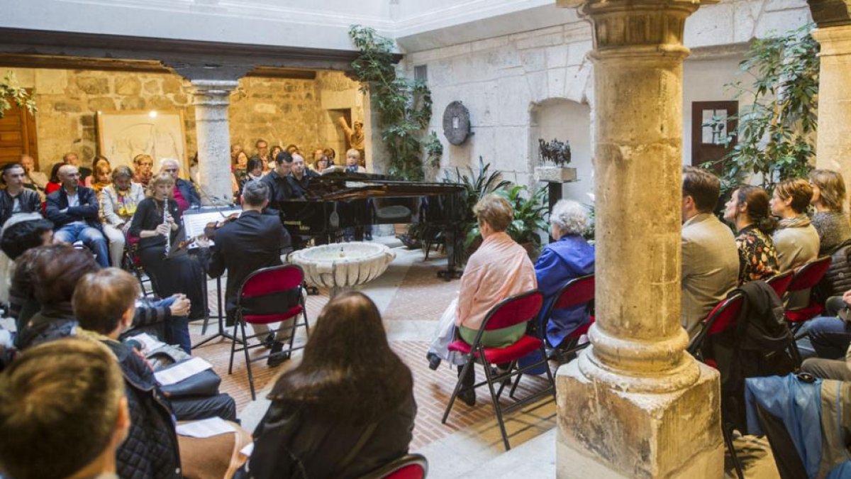 La música en directo suena un año más entre las nobles piedras de Castilfalé de la mano de los miembros de la Sinfónica de Burgos.-Israel L. Murillo