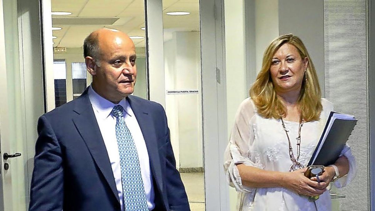 Armando Baeta y Pilar del Olmo, ayer, antes de la presentación de la contabilidad regional.-ICAL