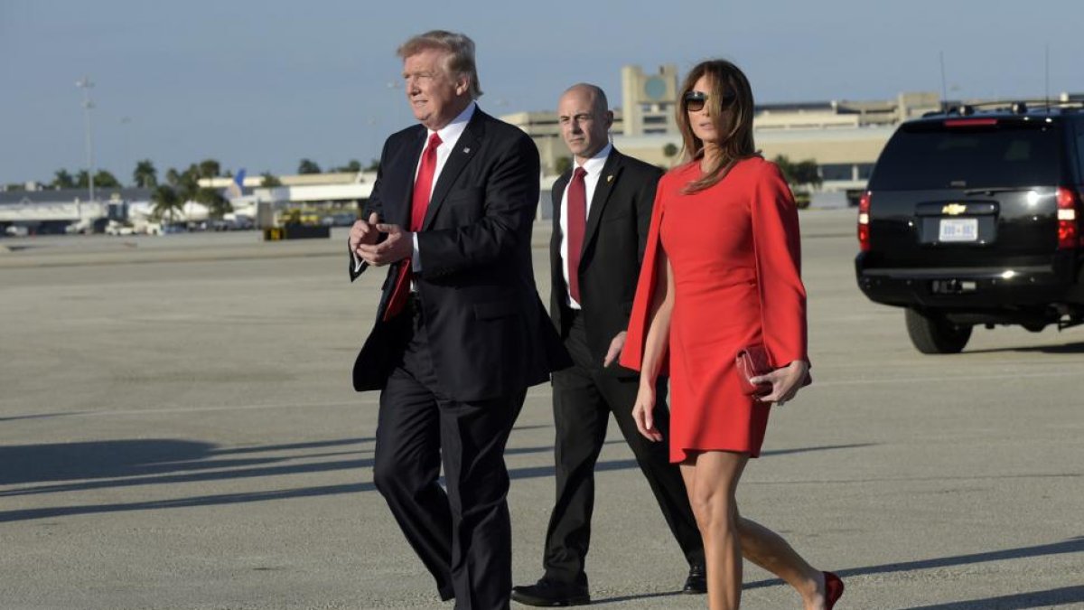 Donald Trump, presidente de EEUU, y su esposa Melania, a su llegada al aeropuerto de Palm Beach.-AP / SUSAN WALSH