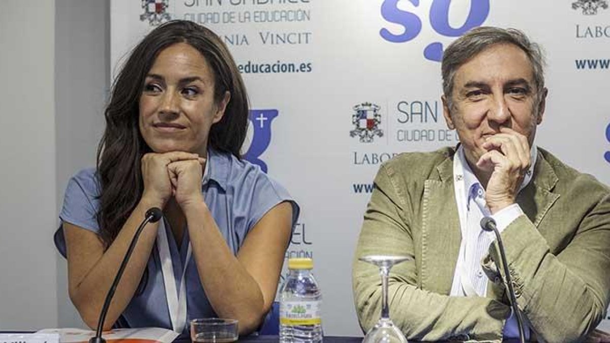 Begoña Villacís durante su intervención en el Curso Prensa y Poder de San Gabriel. A su derecha, Joserra García.-SANTI OTERO