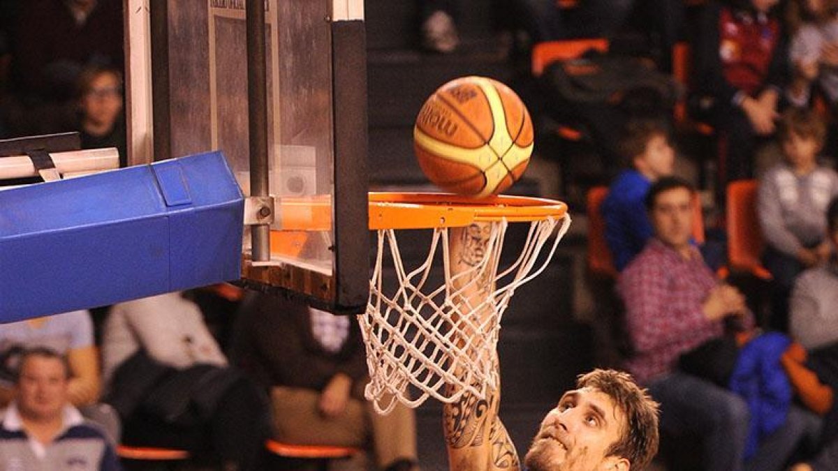 Javi Vega machaca el aro del Planasa Navarra ante Quique Garrido, ayer, en El Plantío-Israel L. Murillo