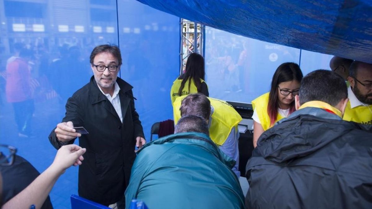 Agustí Benedito, recogiendo firmas contra la junta de Bartomeu.-JORDI COTRINA