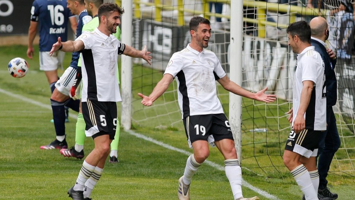 Undabarrena, Claudio y Saúl Berjón celebran el tanto de la victoria lograda el pasado domingo frente al Celta B. SANTI OTERO