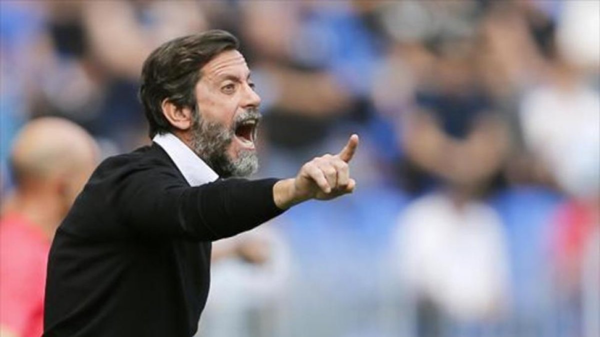 Quique Sánchez Flores se queja con gestos durante un partido del Espanyol.-EFE / JORGE ZAPATA