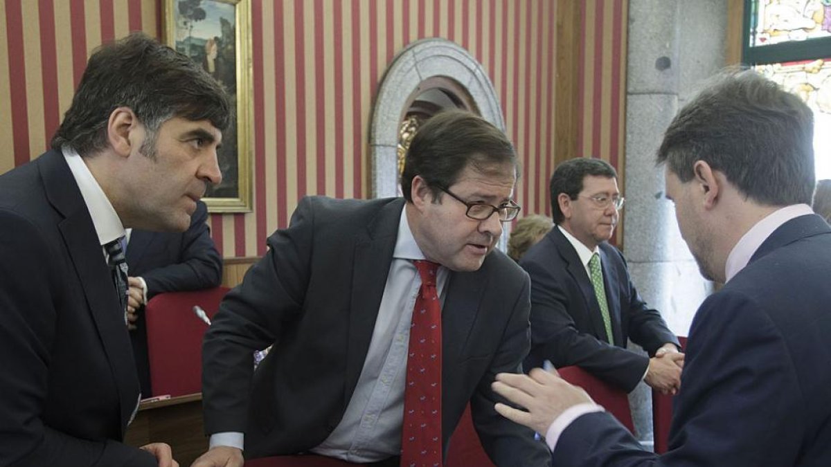 Gómez habla con Lacalle y al fondo Rico, en un pleno municipal.-SANTI OTERO