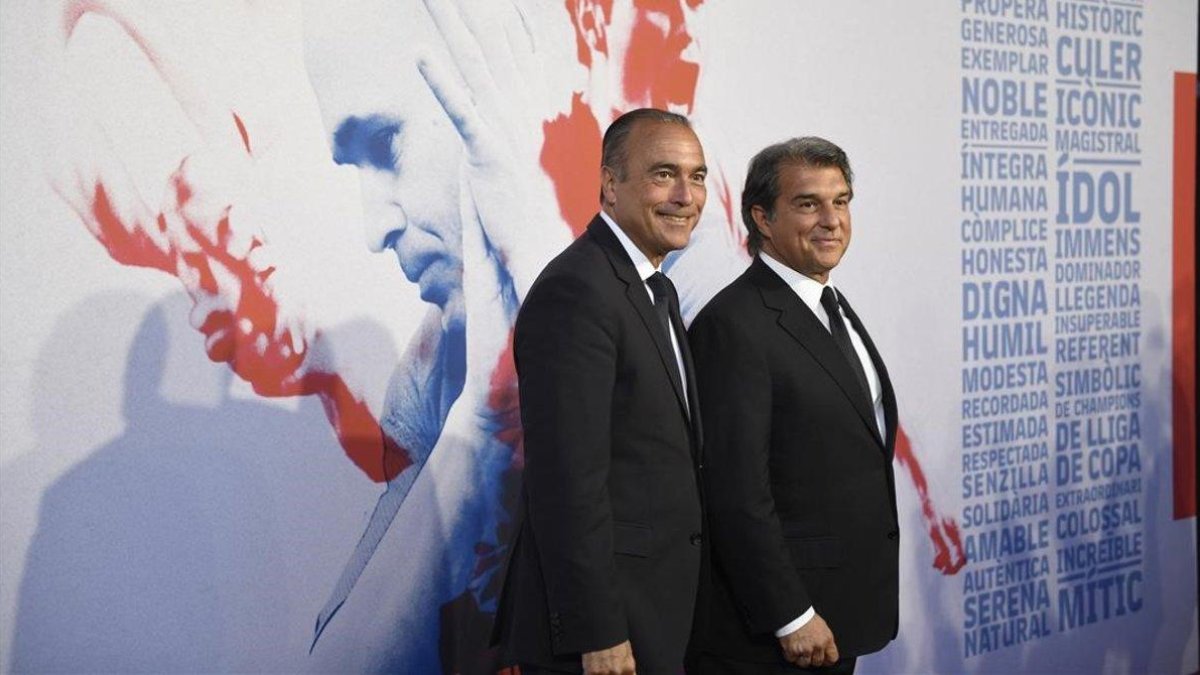 El expresidente Joan Laporta y elexvicepresidente Rafa Yuste a su llegada al homenaje institucional a Andrés Iniesta en el Camp Nou.-JORDI COTRINA