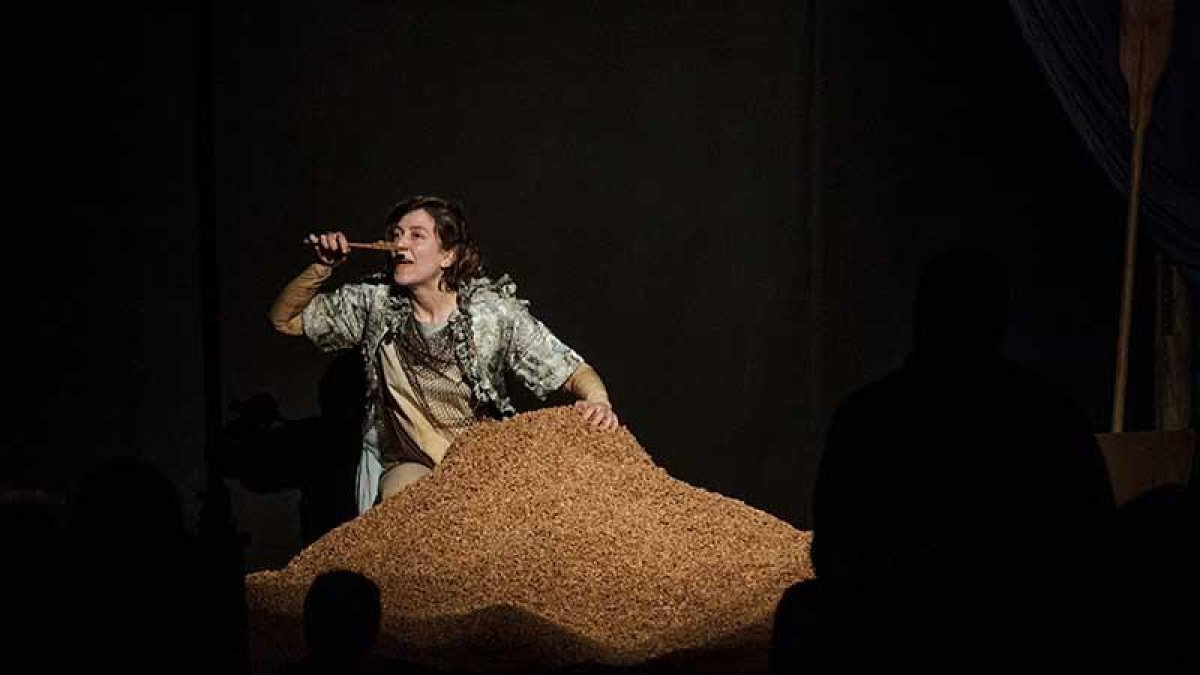Natàlia Méndez, durante la interpretación de ‘Loo’, ayer en Cultural Caja de Burgos.-Santi Otero