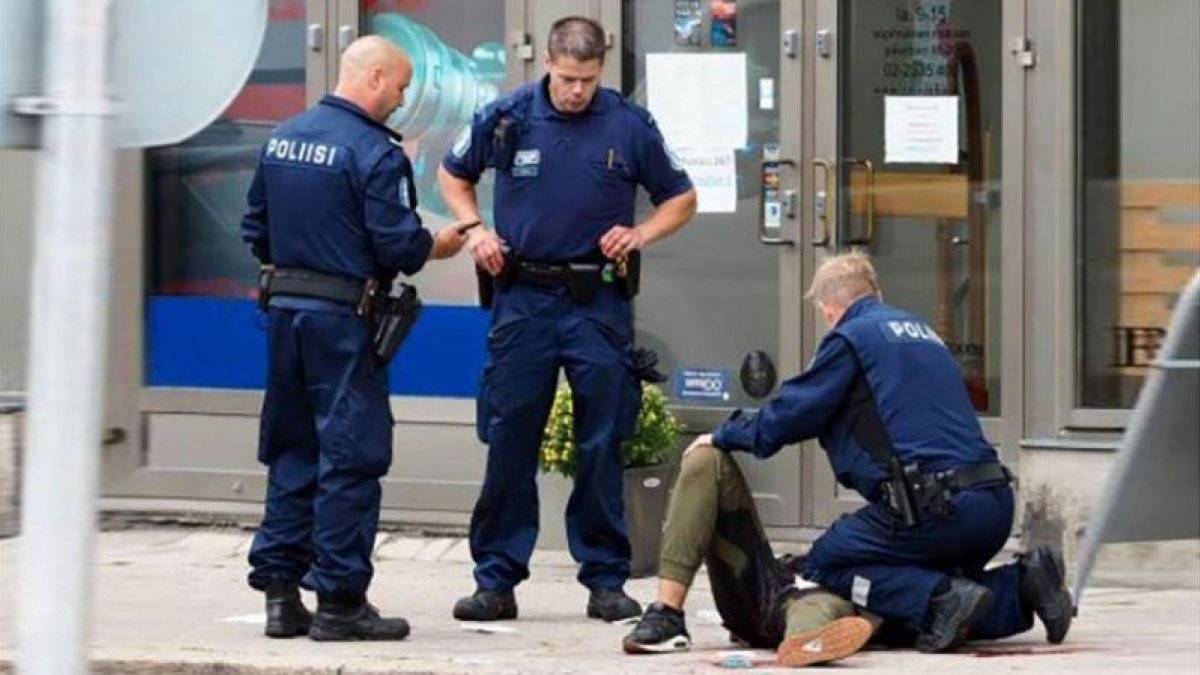 La policía atiende a uno de los heridos en Turku.-AFP / KIRSI KANERVA