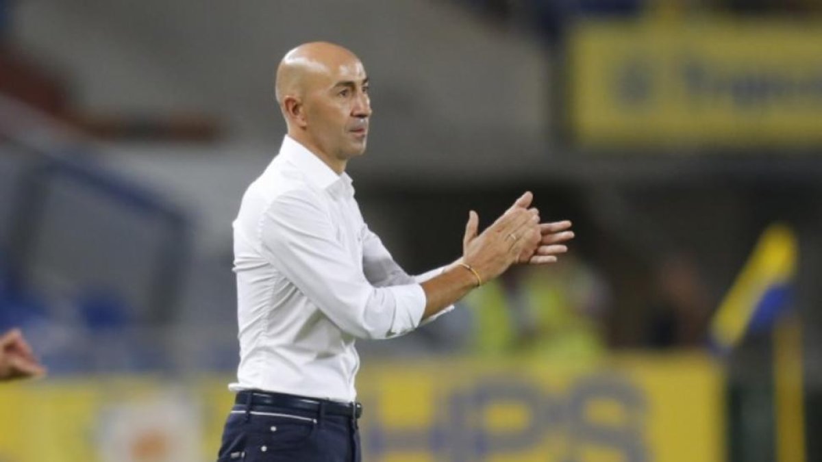 Paco Ayestarán dirigiendo un partido de Las Palmas-UD LAS PALMAS