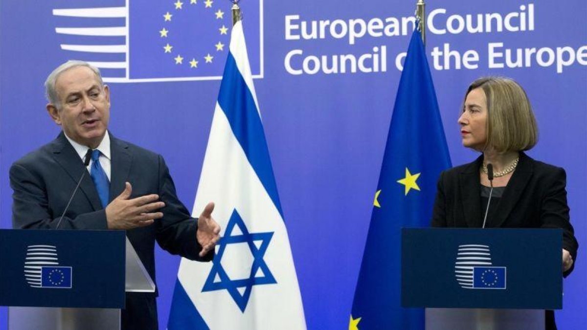 Benjamin Netanyahu junto a Federica Mogherini.-VIRGINIA MAYO/AP